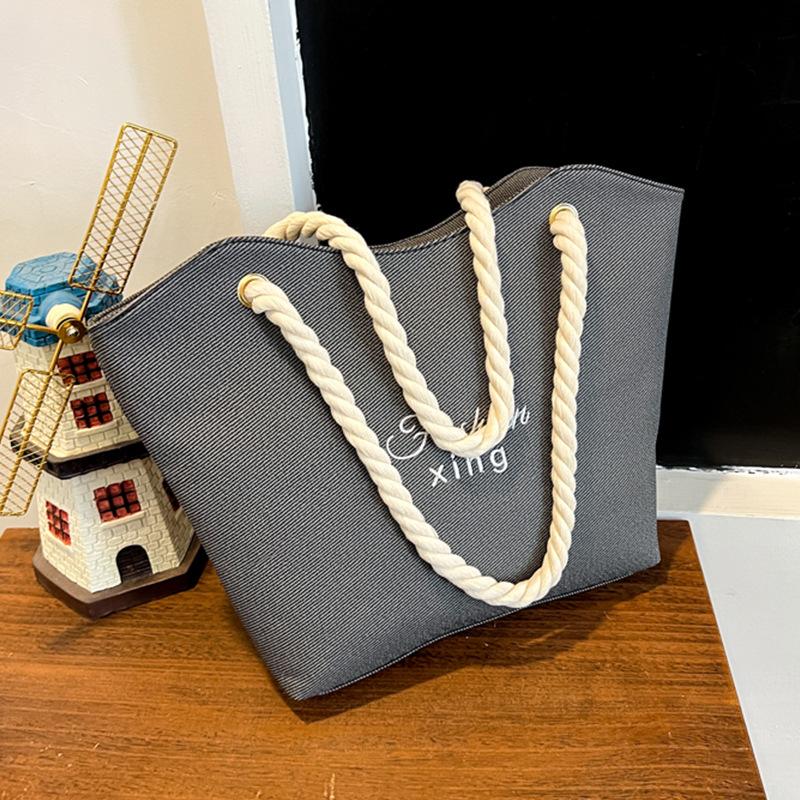 

2025 новая сумка-тоут Sen с милым чувством стиля большой вместимости женская контрастного цвета нишевый дизайн тренд одноплечная сумка-подмышка чёрный