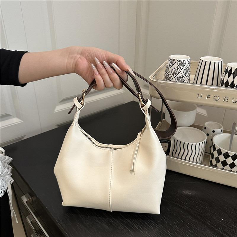 Niche simple retro shoulder messenger bag summer new fashion high sense armpit bag casual tote bag