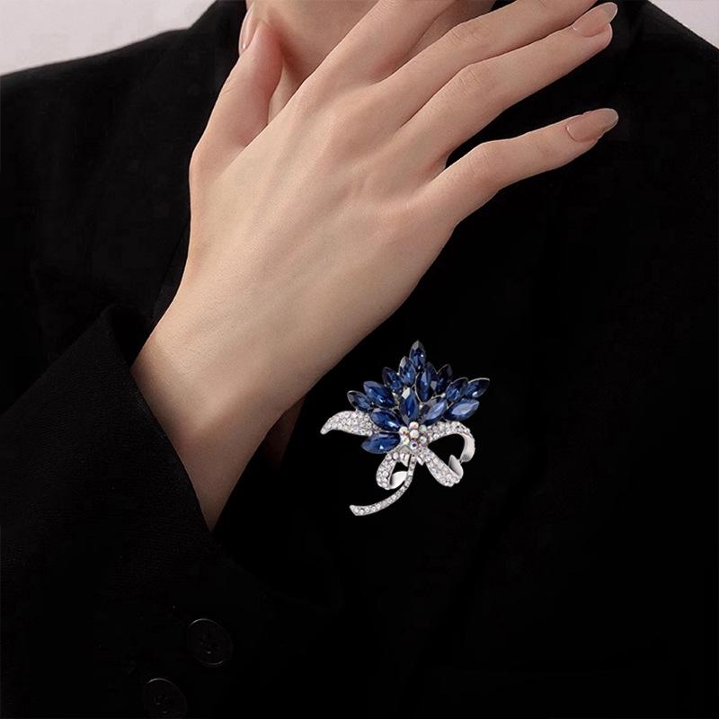 Exquisite Rhinestone-Inlaid Crystal Brooch Pin – Retro Corsage Ornament for Coats and Clothing