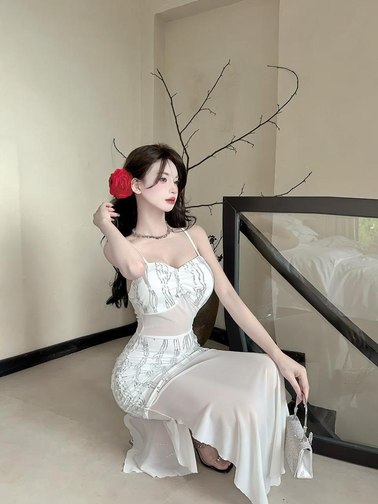 Seksowna sukienka bodycon z siateczki na cienkich ramiączkach - Półprzezroczysta, z wycięciem w talii