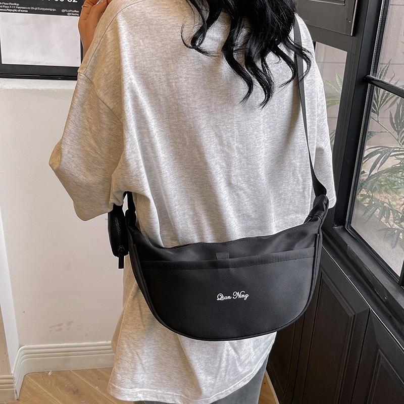 Sportlicher Damen-Messengerbag, schlichte einfarbige Mode-Umhängetasche, sportliche und lässige Studenten-Canvas-Knödeltasche