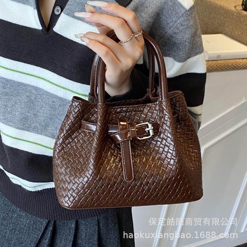 

Advanced sense of foreign style small bag women s 2025 new summer versatile messenger bag exquisite super fire handbag bucket bag хаки