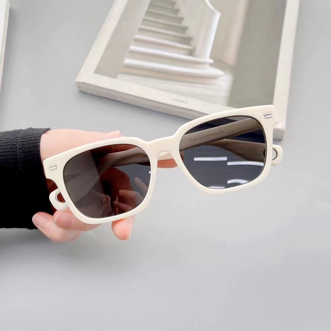 

Korean Style Polarized Sunglasses Men Rivets Decoration Square Shape Sunglass For Men Holiday Travelling Woman Sun Glass
