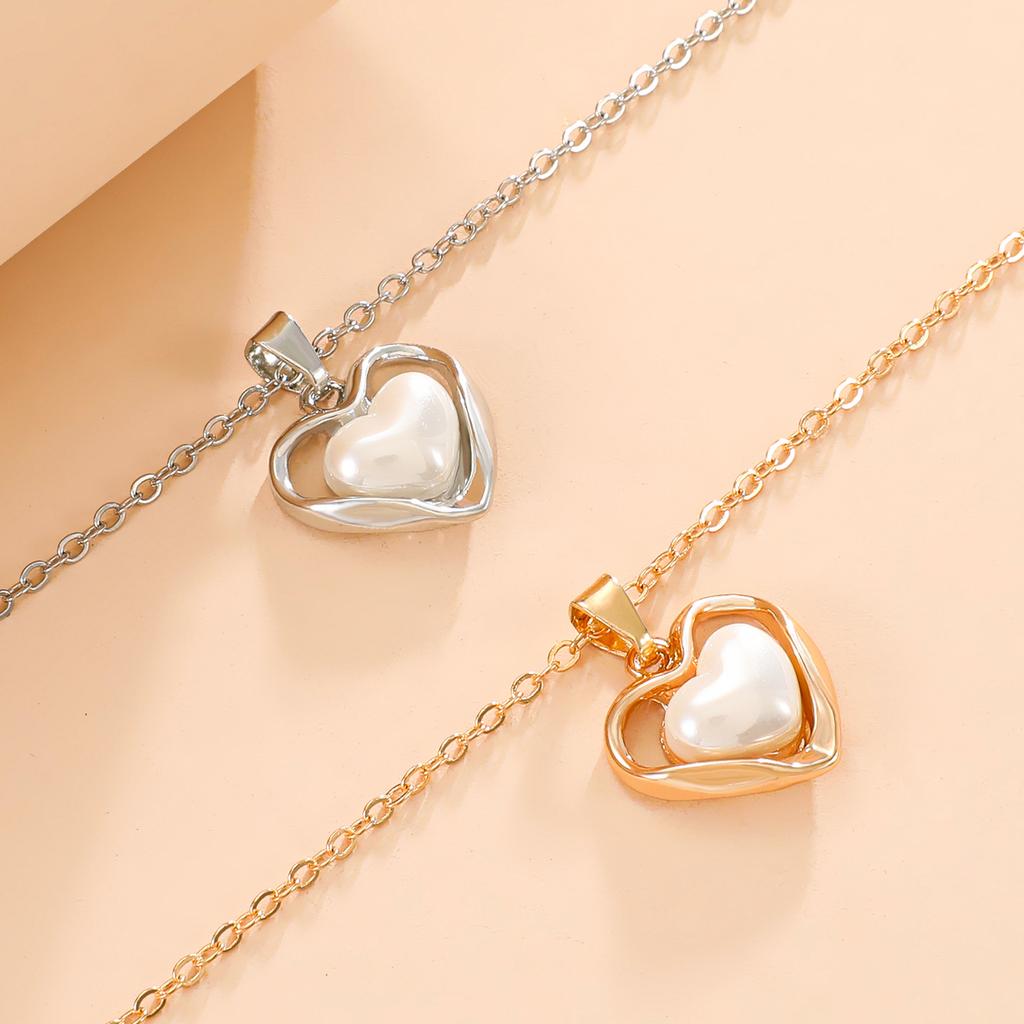 High quality simple love pendant necklace French retro heart-shaped hollow pearl pendant light luxury collarbone chain women