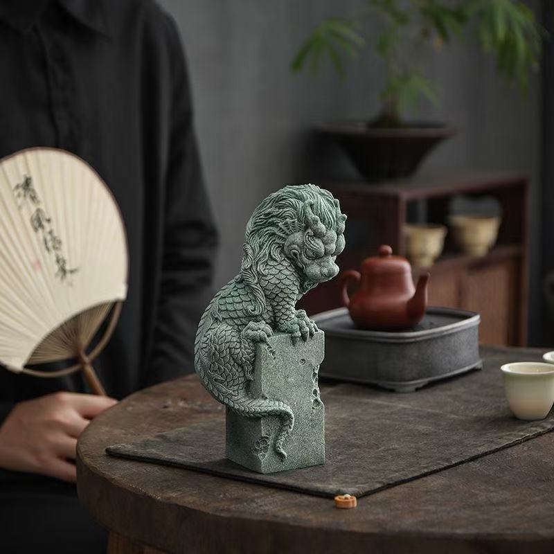 Čína Maska Pan Dragon Sloup Dekorativní socha Zelený pískovcový kámen Sochařství Domov Obývací pokoj, Místnost Kancelář Feng Shui Socha