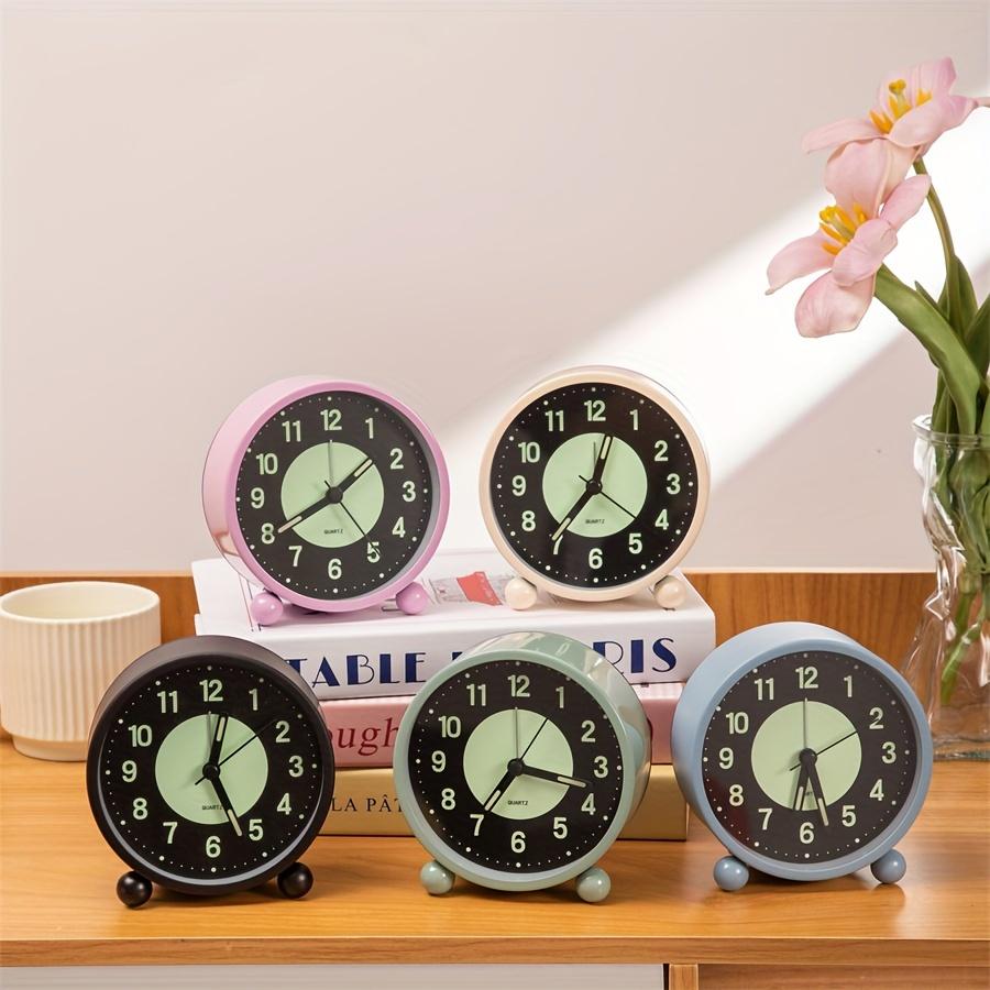 A 4inch Silent Luminous Battery Alarm Clock, No Ticking Sound, Night Light Design, Table Clock, Metal Material, Suitable for Students, Deep Sleepers
