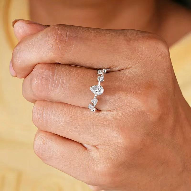 Yanbai Silver Zircon Water Drop Ring - Elegant and Stylish Design