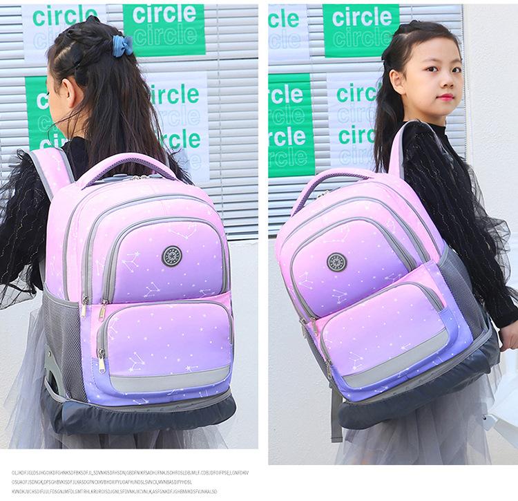 Schüler tragen und ziehen Mehrzweck-Trolley-Schultaschen mit Rädern, mit denen sie Treppen steigen können