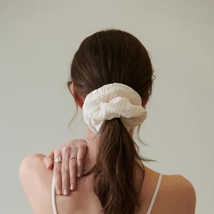 COTOIT_Shell Texture Hair Scrunchie_ Ivory / Black