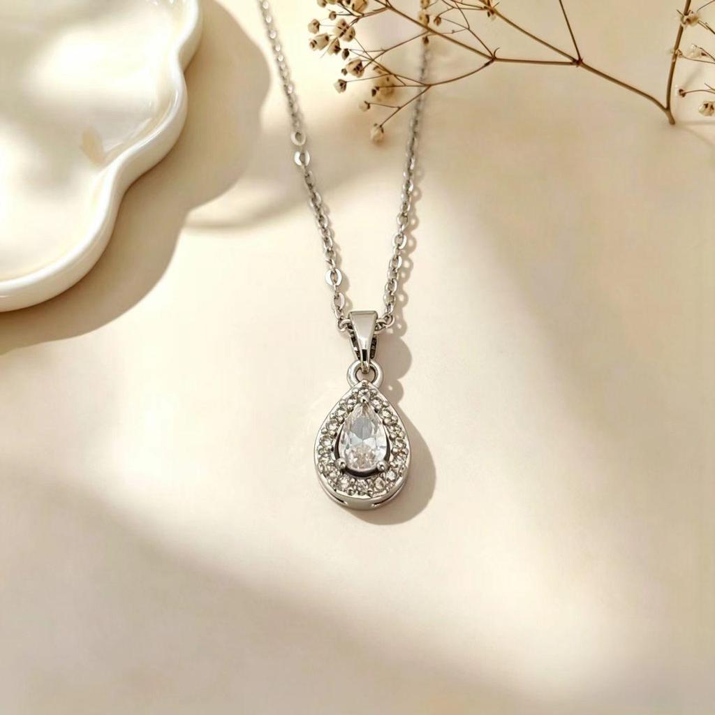 Elegant Cat Pendant Necklace: Fresh Design with Micro-Set Zircons for Women - Light Luxury & High-End Feel; Perfect Clavicle Chain Accessory.