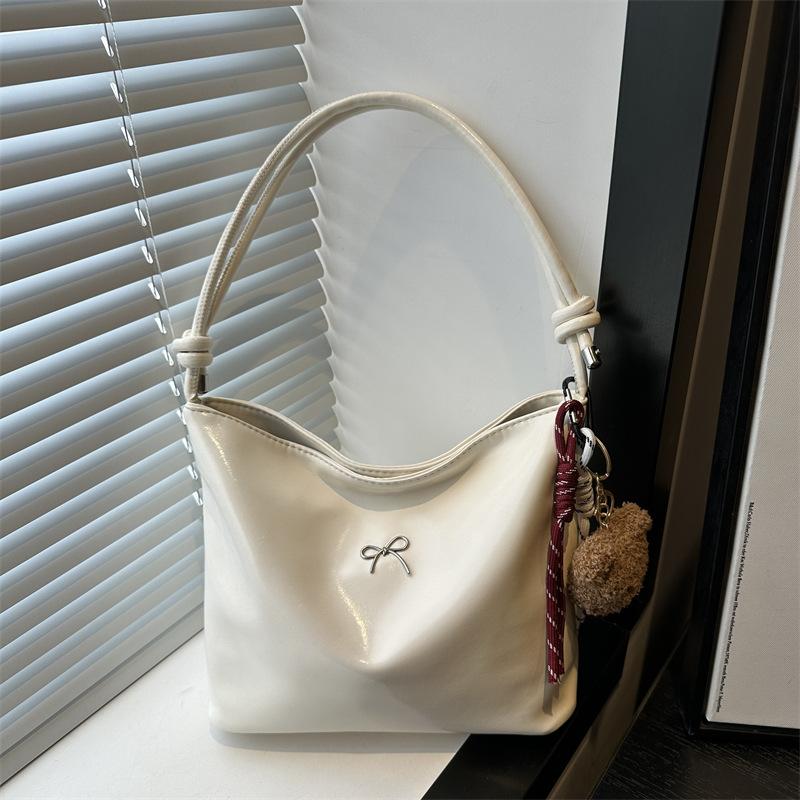 

Beautiful casual bucket tote bag simple and fashionable shoulder armpit bag large capacity versatile commuter messenger bag women s bag no pendant белый