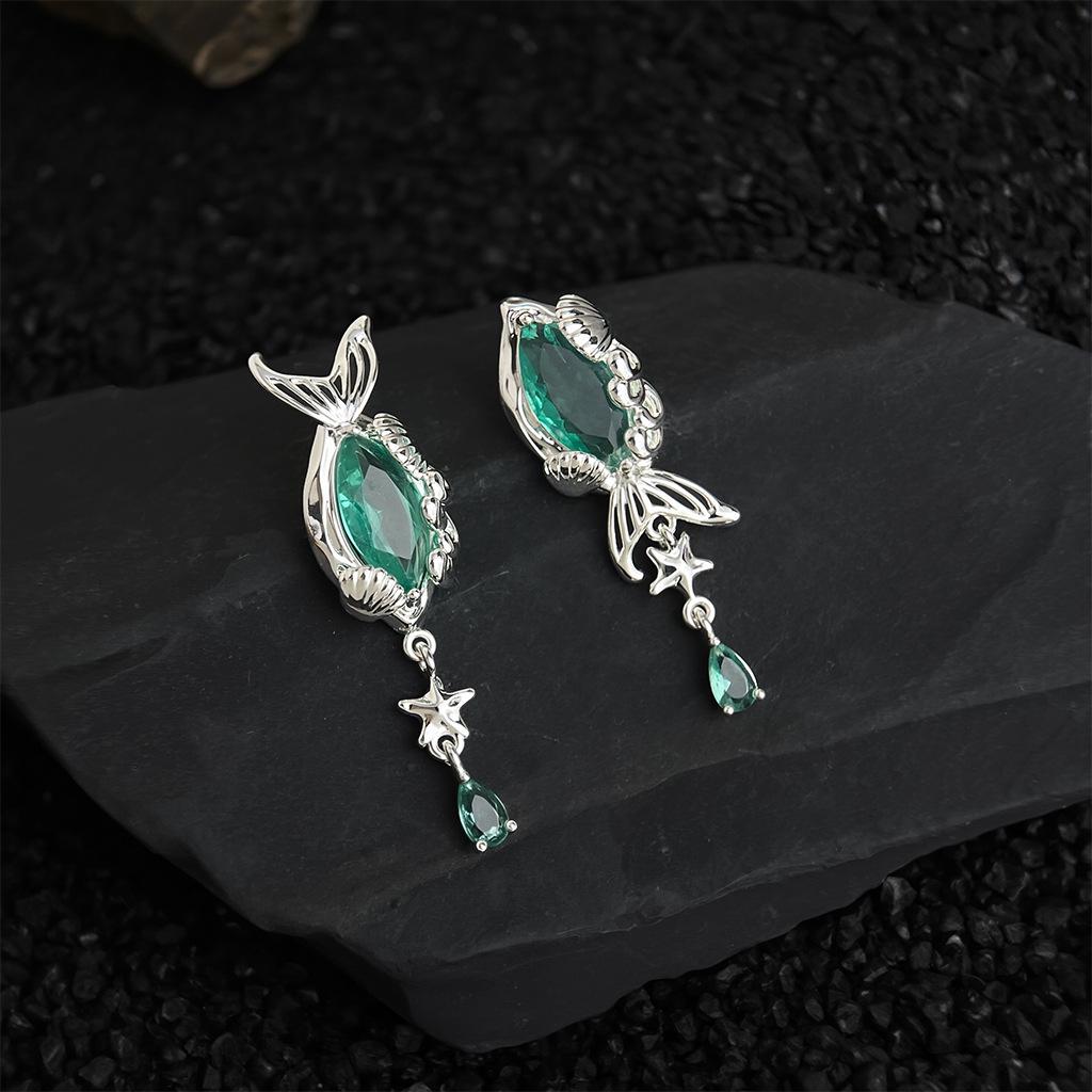 Tiefseegeist Asymmetrische Goldfisch-Ohrringe - Originales Design der Ozean-Serie