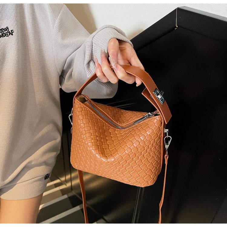 

Популярный в этом году женский плетеный дизайн сумки, корейская версия, сумка-мессенджер, зарубежный стиль, сумка для通勤, женская новая темпераментная одинарная коричневый