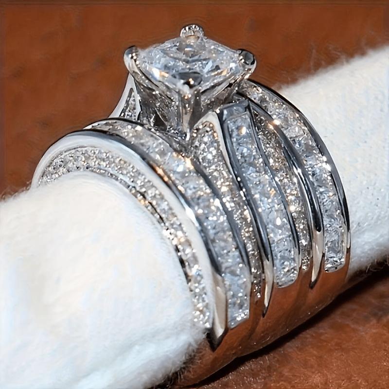 A stylish, luxurious, and dazzling engagement and wedding ring set for couples is suitable for daily wear, parties, birthdays, Valentine's Day,