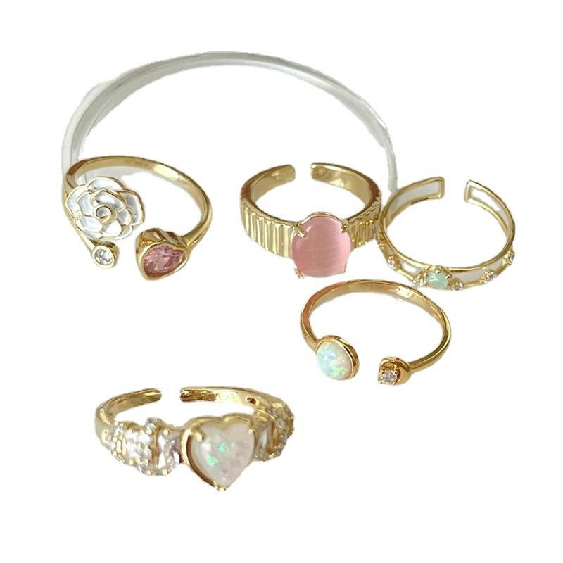 Silver Crafted Beautifully Womens Ring With Eyecatching Floral Design Elements