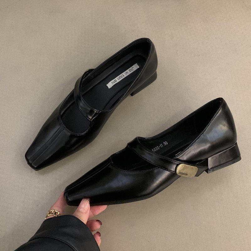 

Mary Jane small leather shoes have a low sense of spring and autumn, French retro new temperament, light mouth single shoes, female 2025 fairy heel 39 чёрный