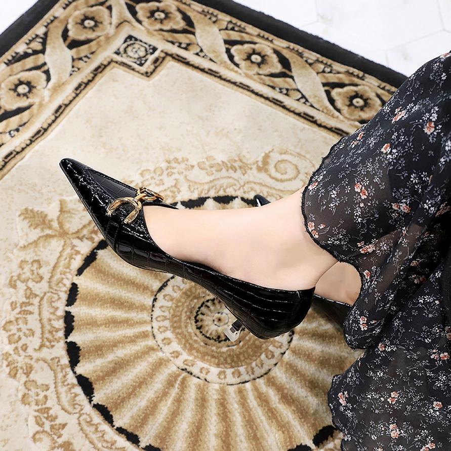 Scarpe singole da donna con tacco sottile, tacco medio, bocca bassa, a punta, in pelle verniciata con motivo pietra retrò con fibbia in metallo