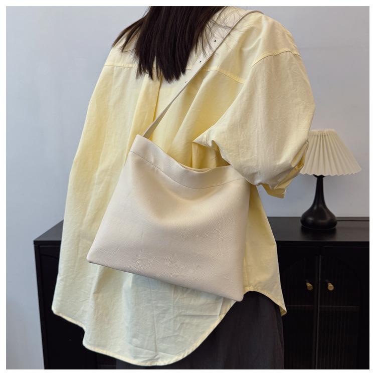 Large-capacity bag women's new simple and versatile shoulder messenger bag is now popular bucket bag