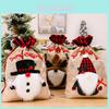 Julpresentpåsar i säckväv i tecknad stil med design av glad snögubbe och ren