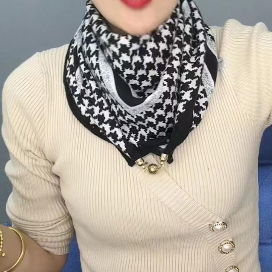 Autumn and winter magnetic buckle triangle scarf for women, houndstooth pattern neck warmer, silk cotton thermal neck protector, small scarf, lazy Houndstooth