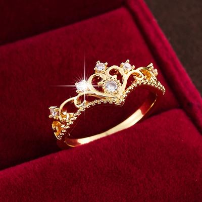 Elegancki Złoty Pierścionek Korona dla Kobiet z Błyszczącymi Cyrkoniami, Złożony Wzór, Idealny na Codzienne Stylizacje lub Jako Prezent
