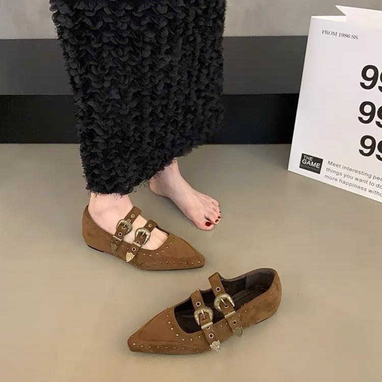 Französische Mode mit innerer Höhenerhöhung, Nieten, spitze Gürtelschnalle, Mary Jane Schuhe, Damen 2025 Herbst, neue Retro, vielseitige Einzelschuhe