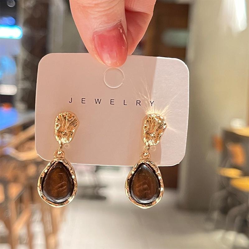 

Autumn and winter niche high-end water drop earrings, temperament versatile Maillard tiger s eye stone stud earrings