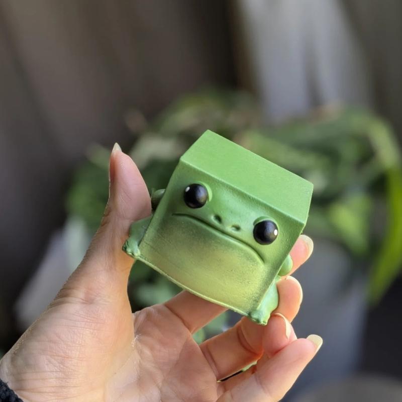 Cartoon Frogs Sculpture Home Office Decors Resin Animal Figurine for Office Home Shelf Display Kids Adult Collection