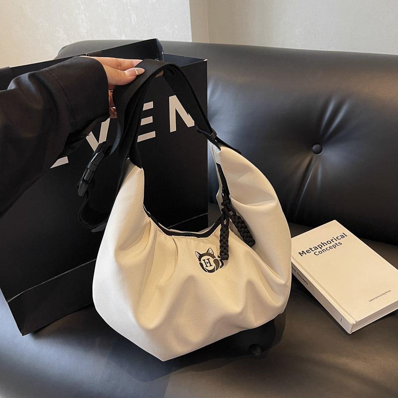 Large capacity canvas bag women's autumn and winter fashion niche design shoulder messenger bag commuter dumpling bag