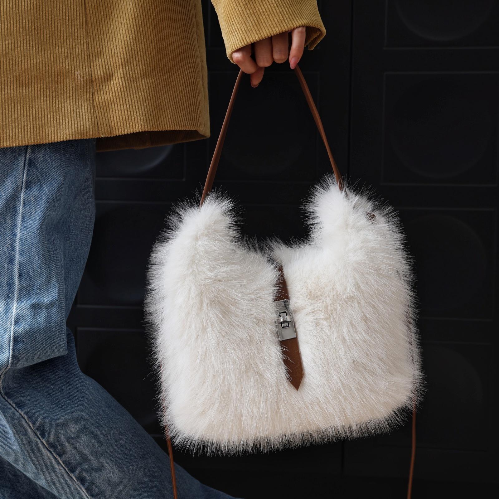 

New Plush Handbag for Autumn and Winter 2025 Luxury Soft Half Moon Bag Faux Fur Underarm Bag Cute Lockable Single-shoulder Bag бежевый