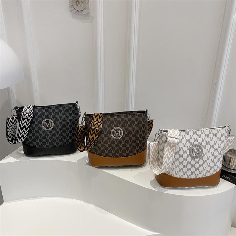 2025 Summer New High-end Texture Fashion Shoulder Bag Personalized Foreign Style Letter Printing Messenger Bag Bag Women