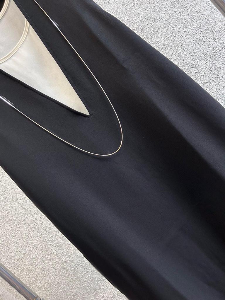 Nordic-Inspired Minimalist Acetate V-Neck Sleeveless Dress