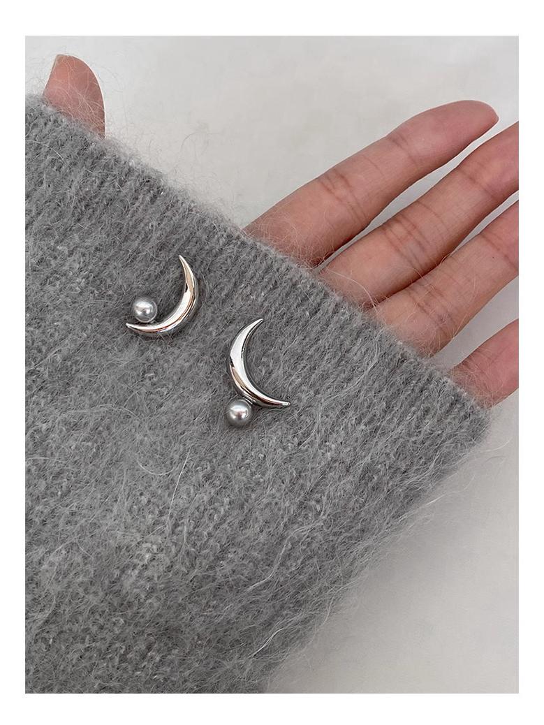 

Silver Crescent Pearl Earrings: Asymmetrical, Painless, No-Piercing Ear Clips for Women, Japanese and Korean Style.