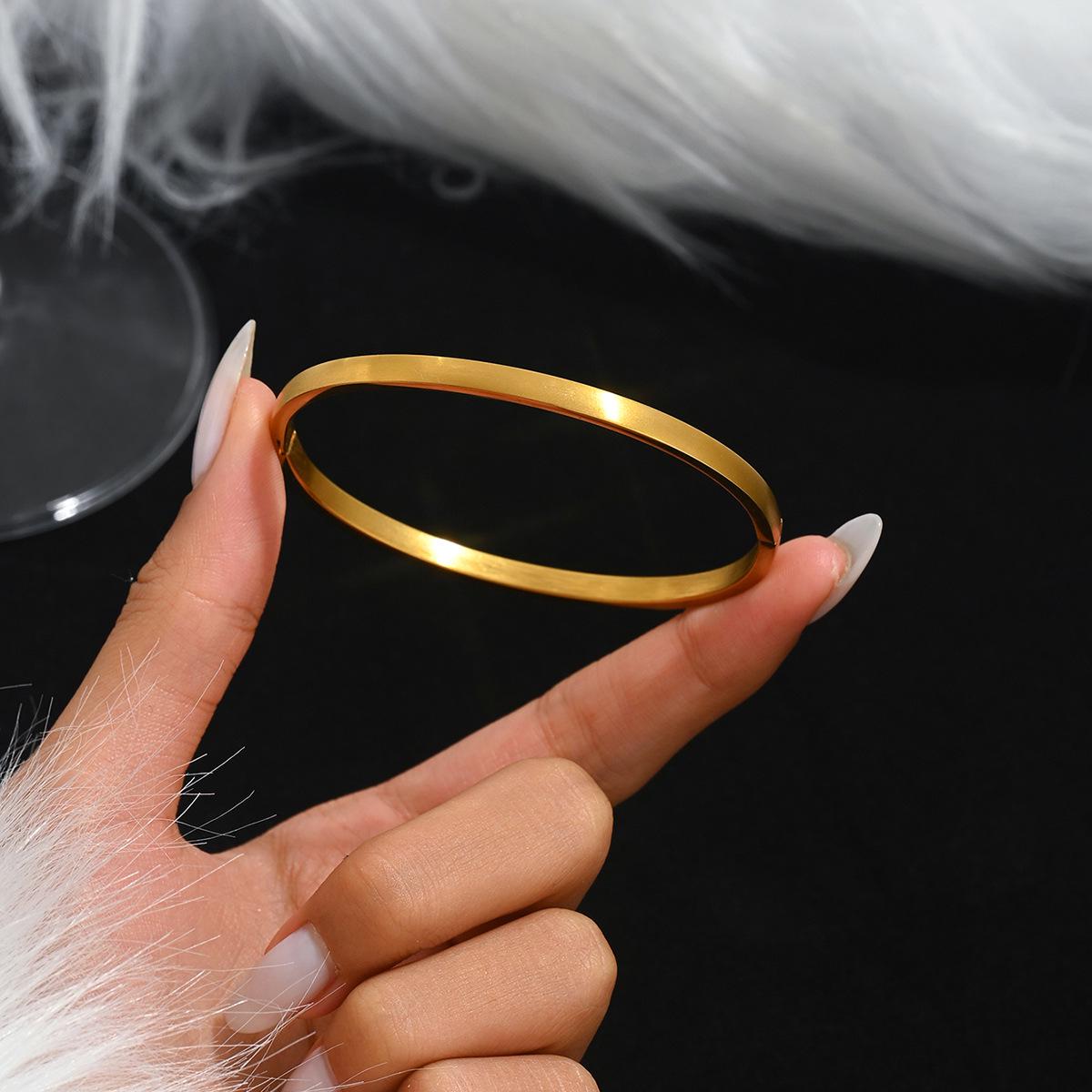 

Набор золотых браслетов из нержавеющей стали с гвоздиками-бриллиантами и подвесками-клеверами