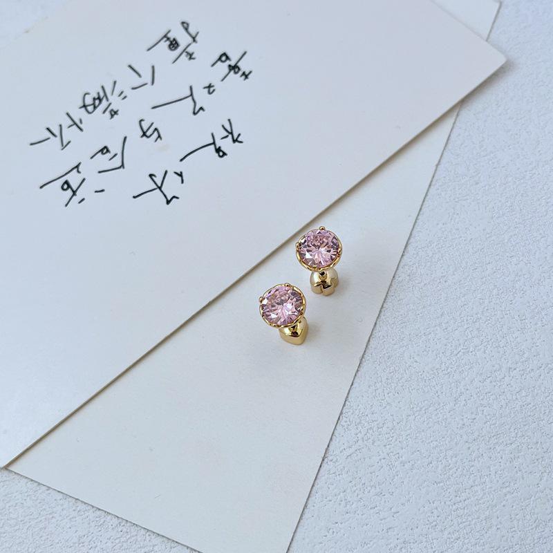 

Шикарные минималистичные серьги-кольца с круглыми подвесками с позолотой и разноцветными циркониевыми вставками-гвоздиками розовый