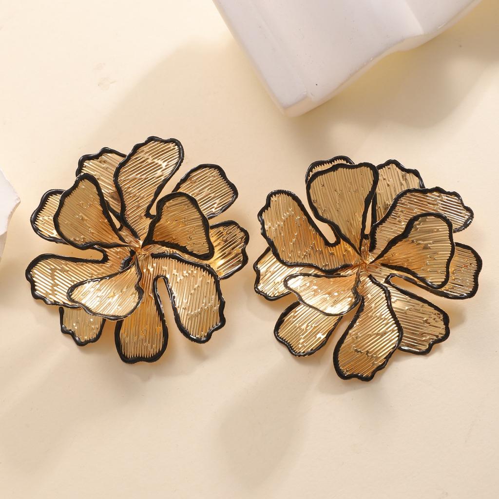 Exaggerated Temperament, Pleated Three-dimensional Strokes, Dripping Oil Flower Earrings, Fashionable and Luxurious Earrings