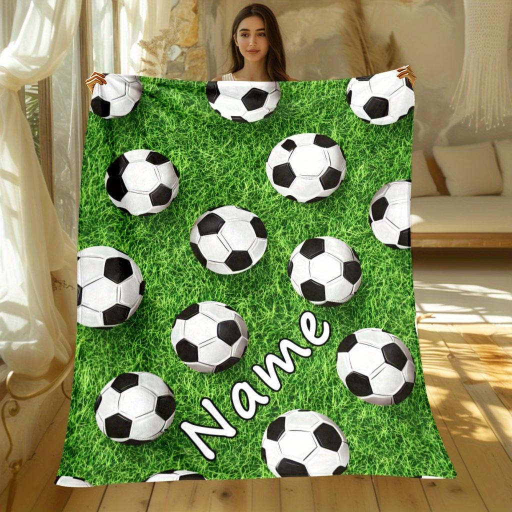 Individuelle Fußball-Decke mit Muster eines grünen Fußballfeldes, personalisierbarer Name, Fleecedecke für alle Jahreszeiten, weich, warm, Bettwäsche, Heimdekoration, Geschenk