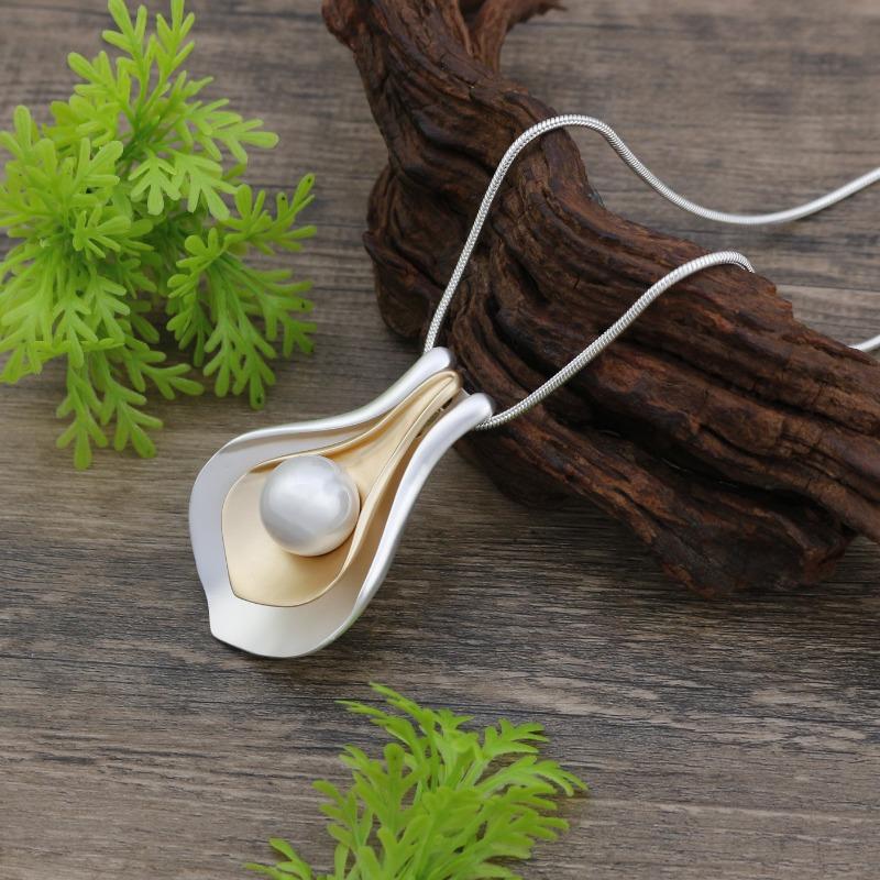 New matte double-layer petal long pendant, women's exaggerated high-end geometric petal long necklace