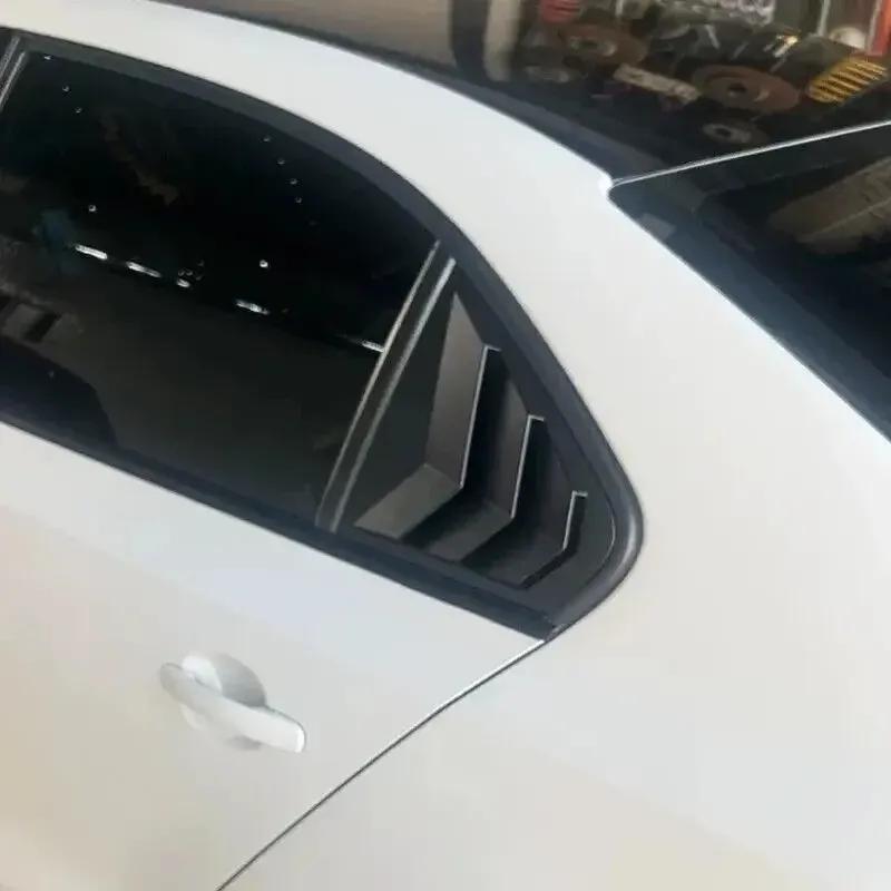 Accessori in fibra di carbonio per la copertura delle alette laterali del lunotto posteriore della Volkswagen Jetta MK6 2012-2018.