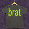 T-shirt con logo al neon Brat di CharliXCX taglia Media