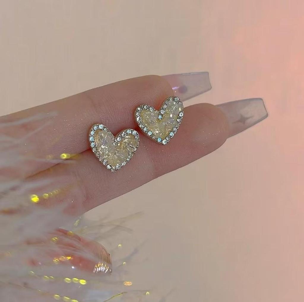 Minimalist French Drop Earrings: Retro, Sweet, Versatile Design with Light Luxury and Unique Personality