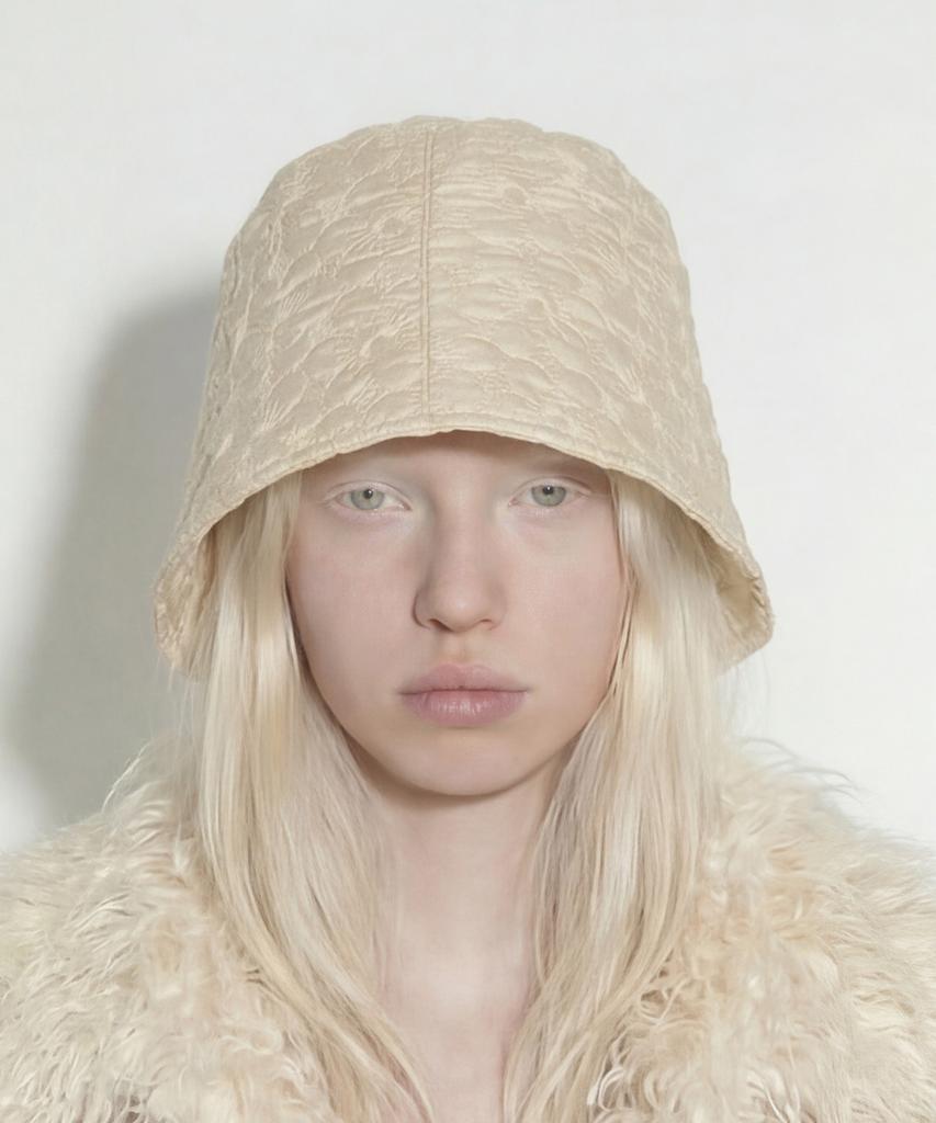 Eondeokeonteulolseutyudio Winter Padded Bucket Hat Stand Bucket / Bonded Flower / Cream