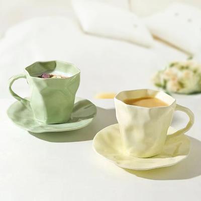 Högkvalitativ handpressad oregelbunden keramisk kaffekopp och fat set för par kontor lätt lyxig high-end känsla eftermiddagste kopp och fat