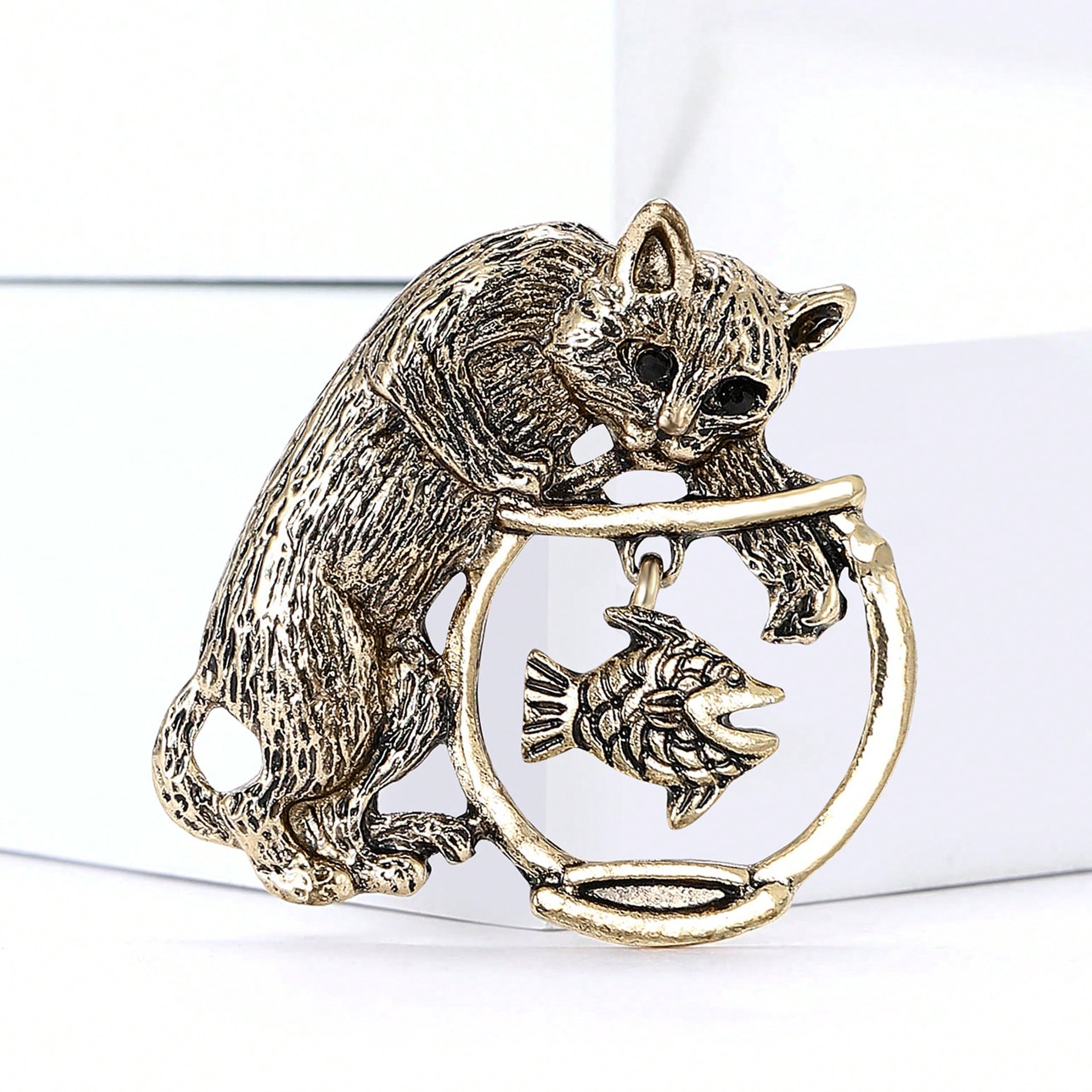 

Новая ретро мультяшная брошь в виде кошки-рыболова из сплава, креативная универсальная брошь для женского костюма, свитера, цветка, аксессуара на грудь золотой