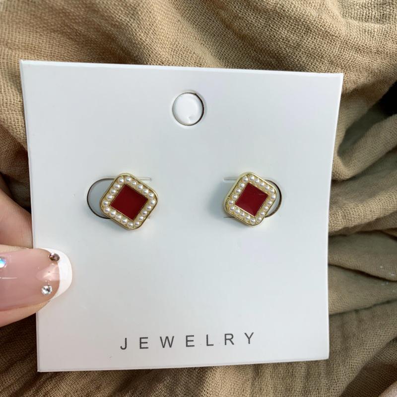 High-End Red Pearl Square Ear Clips: Retro & Simple Design, No-Piercing