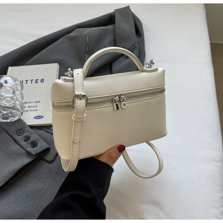 This Year's Popular Fashion Simple Retro Shoulder Bag Women's 2025 Spring New Versatile Commuter Messenger Carry Women's Bag