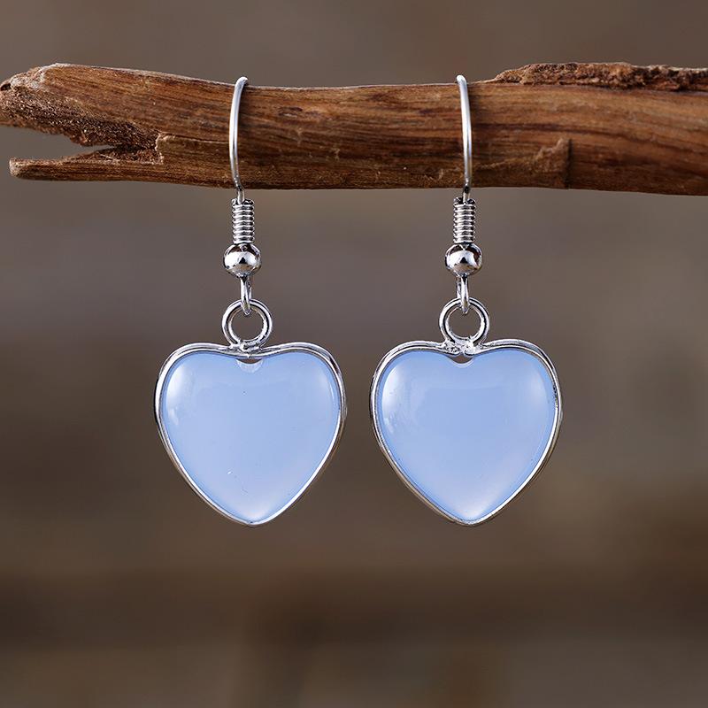 Simple and sweet natural stone love earrings, studs, light luxury jewelry earrings.