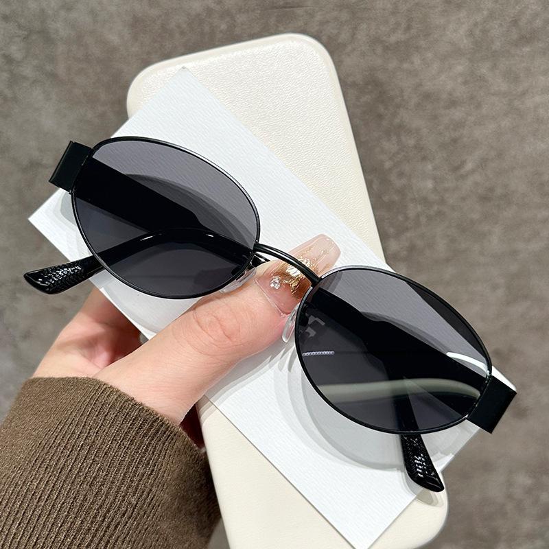 Hongkong Retro Cat-Eye Polarisierte Sonnenbrille für Damen mit hochwertigem Metall-Ovalrahmen, für Sehstärken geeignet.