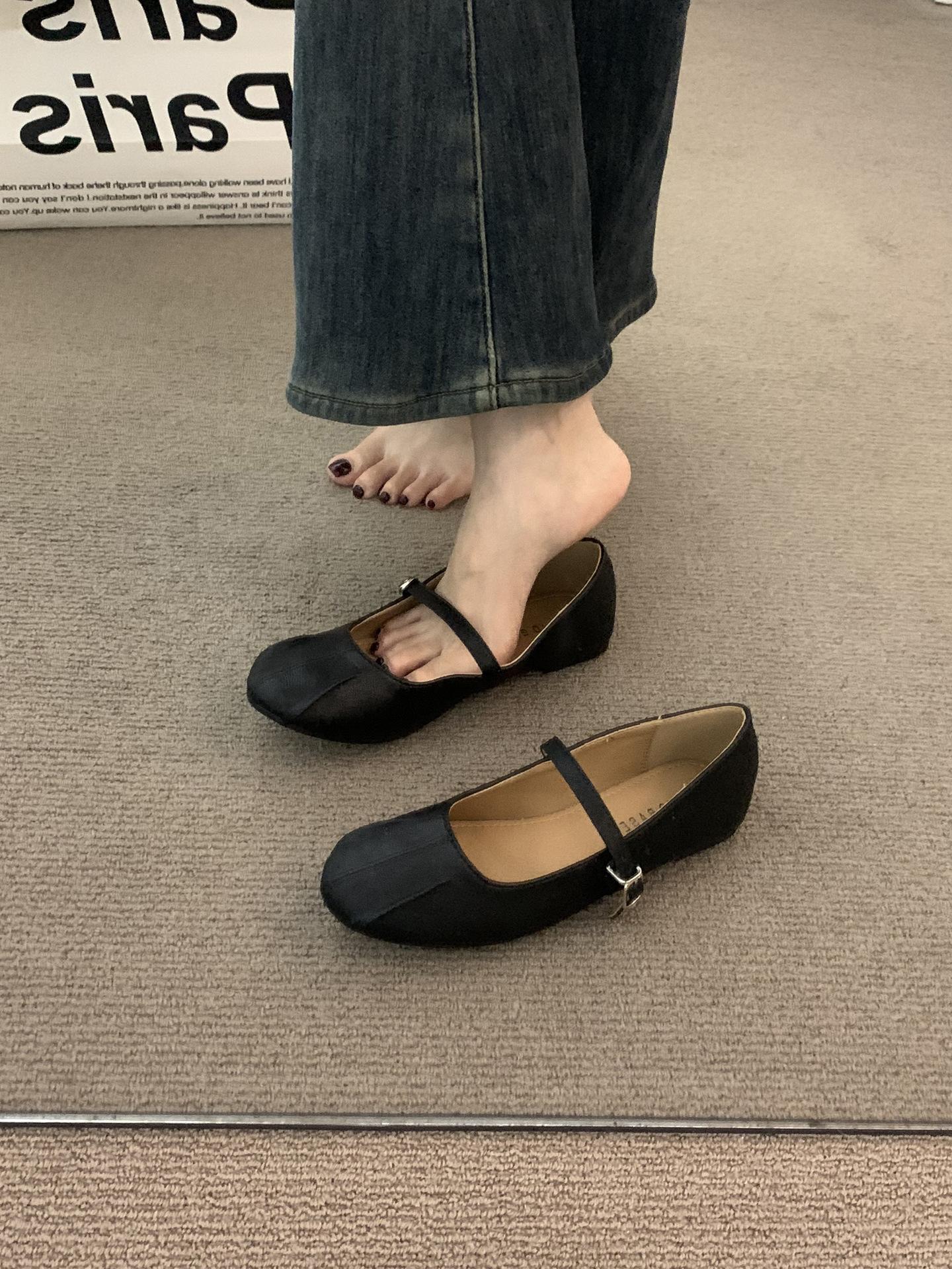 

French retro brown Mary Jane shoes women s shoes 2025 spring and autumn new late evening wind round head pleated grandma single shoes 39