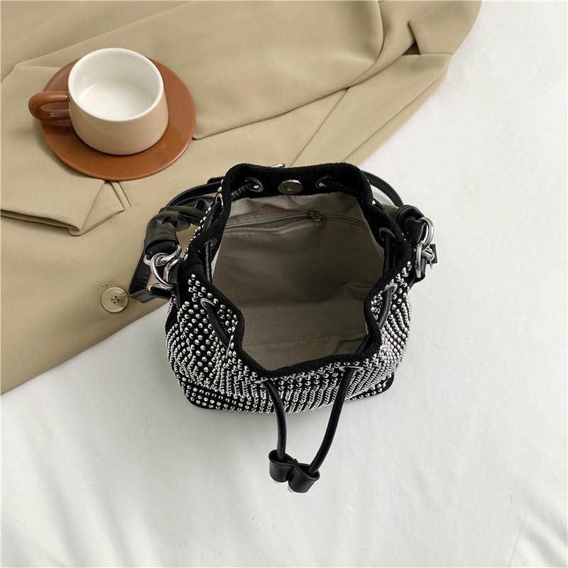 Trendig hinkväska med nitdesign för kvinnor Ny PU-läder dragsko dam axelväska dam vardaglig handväska